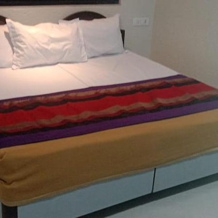 Shraddha Hotel Мумбай Екстериор снимка