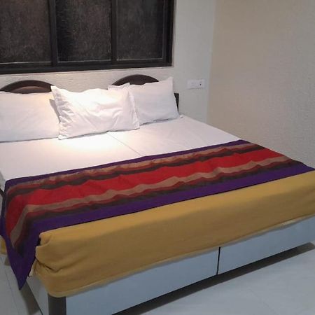 Shraddha Hotel Мумбай Екстериор снимка