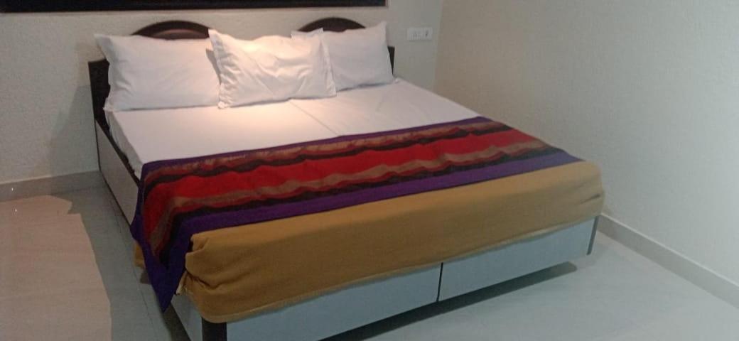 Shraddha Hotel Мумбай Екстериор снимка