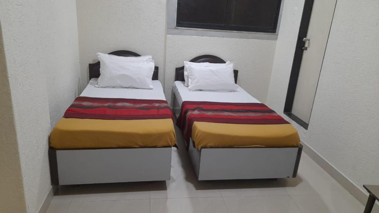 Shraddha Hotel Мумбай Екстериор снимка